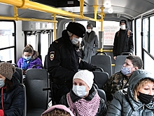 Пенсионерка ударила полицейского после замечания о маске в Петербурге