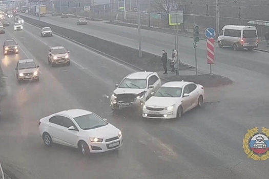 В Волгограде камера засняла жесткое столкновение двух иномарок