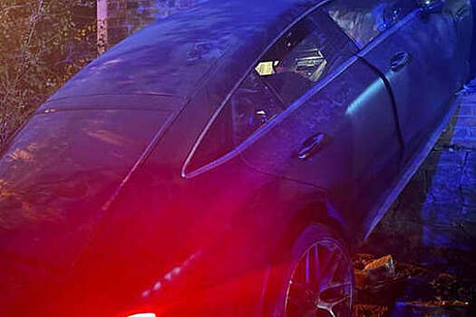 Baza: пассажир Mercedes, протаранившего дом, кричал и угрожал владельцу своим отцом