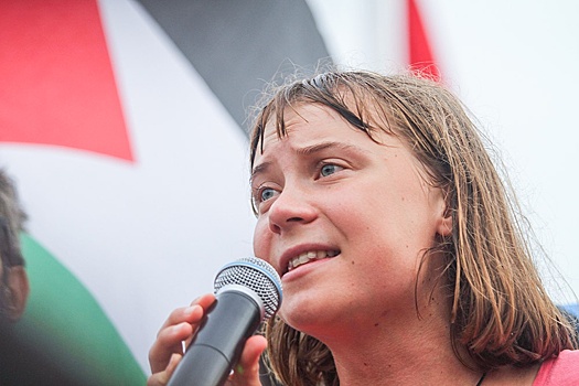 Израиль выслал из страны Тунберг и других активистов с флотилии "Сумуд"