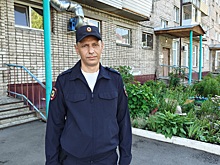 В Республике Алтай полицейский спас мужчину из горящей квартиры