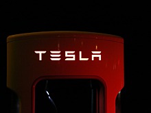 Раскрыта причина появления сгоревшего электромобиля Tesla посреди замёрзшего озера