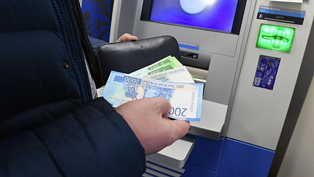 Россияне перекладывают деньги со счетов на срочные вклады