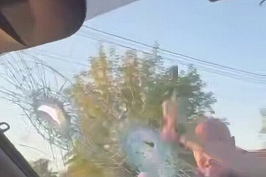 Осколки сыпались на людей: водитель разнес молотком стекло маршрутки