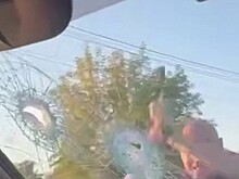 Осколки сыпались на людей: водитель разнес молотком стекло маршрутки