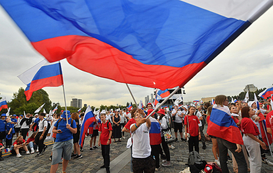 Патриотические акции, концерты, массовые гуляния проходят по всей России
