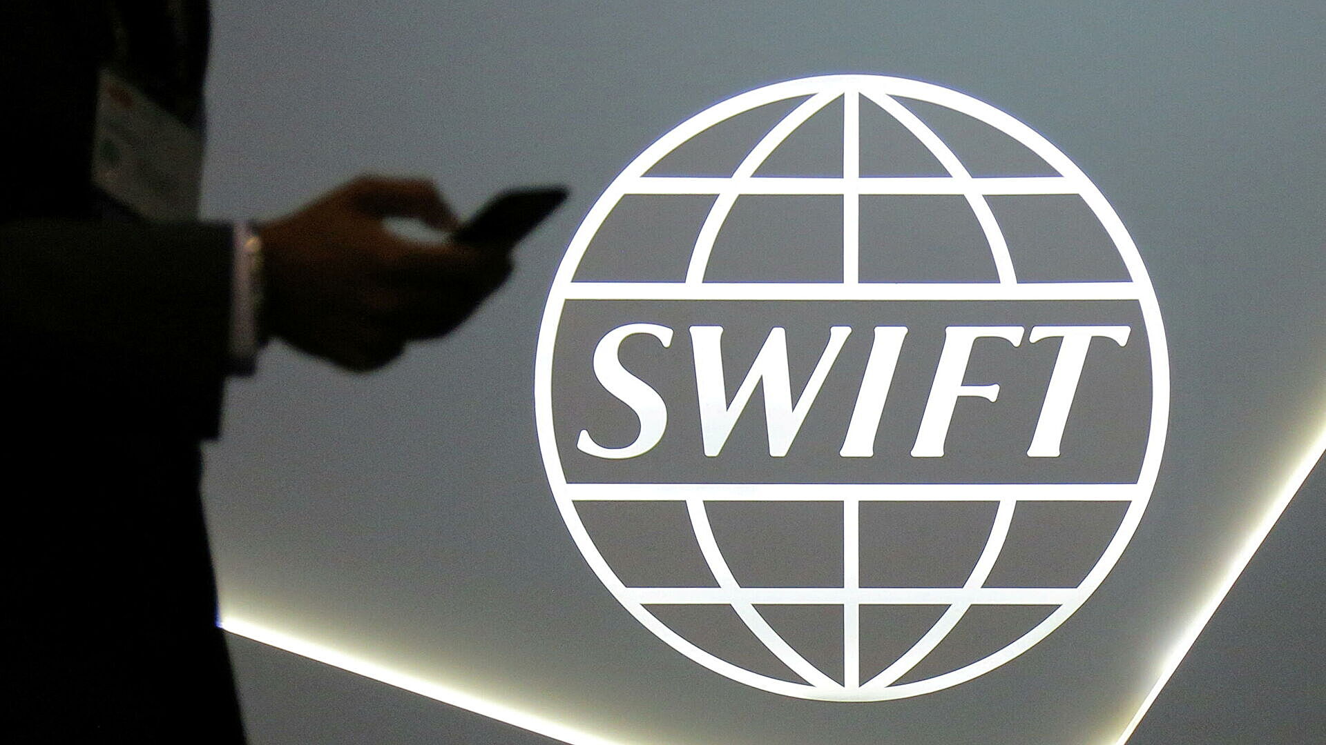 Попавшие под санкции российские банки отключат от SWIFT