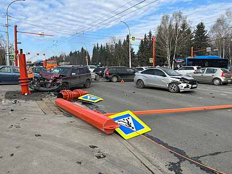 Водитель иномарки пострадал при таране светофора в Кемерове
