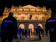 Климатические активисты облили краской фасад театра "Ла Скала" в Милане