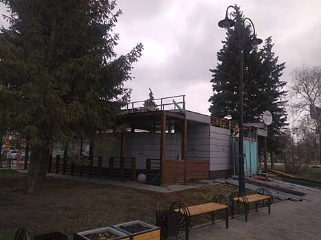 На набережной Оми сносят кафе, незаконно построенное в начале 00-х