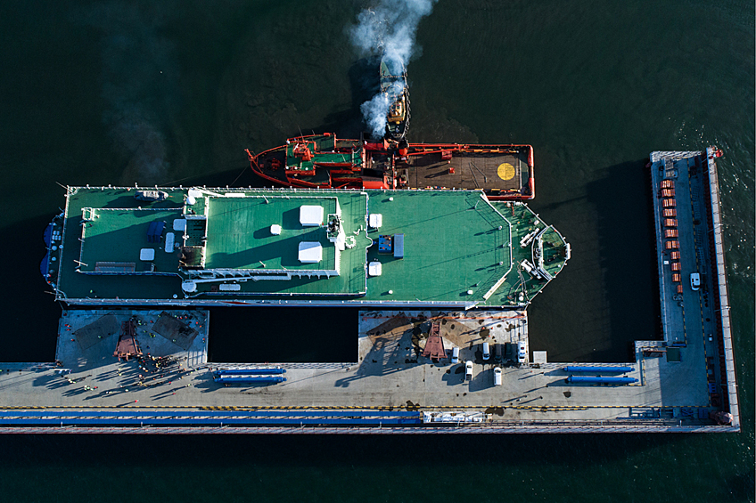 Первый в мире промышленный плавучий атомный энергоблок (ПЭБ) "Академик Ломоносов" у пирса в порту города Певек, 2019 год