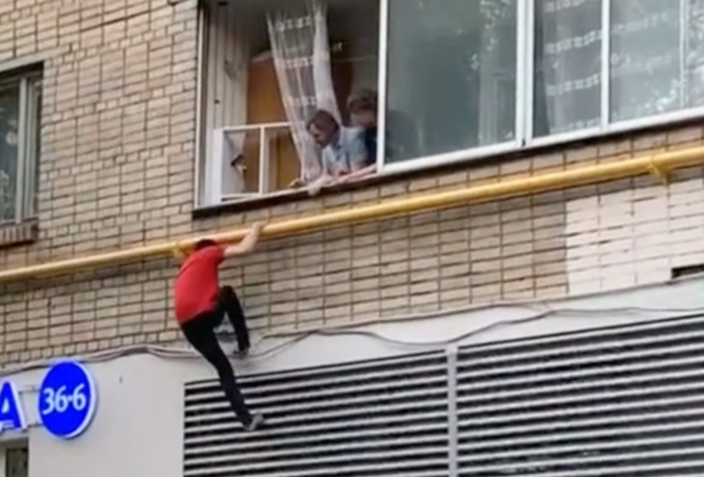 «Человек-паук» спустился по стене многоэтажки в центре Москвы и попал на видео