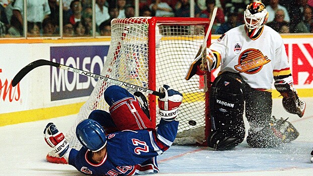Шикарному голу Ковалева — 26 лет. Его шайба в падении в финале Кубка Стэнли попала на обложку NHL95