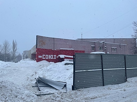 Забор устанавливают у кинотеатра «Импульс» в Нижнем Новгороде