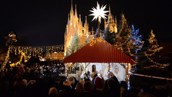 Глава католиков России поздравил верующих с праздником Рождества