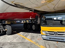 Водовоз повредил Airbus A380 в Домодедово