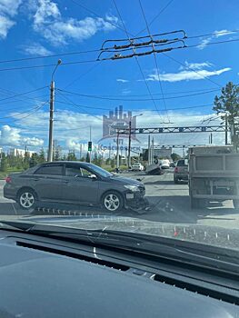 В Красноярске в районе Николаевского моста перевернулась Honda