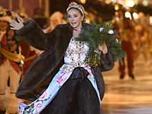 «Актриса!»: дочь Навки в сером платье бэби-долл и с «розеткой» на голове устроила папе сюрприз