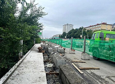 Половина тротуара на Некрасовском путепроводе уже готова