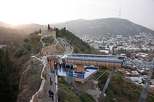 В Тбилиси возобновили обзорные туристические экскурсии по городу