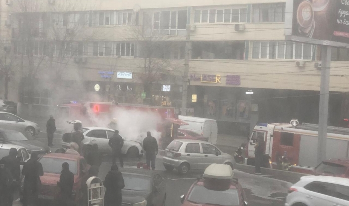 В центре Волгограда потушили загоревшуюся на парковке легковушку