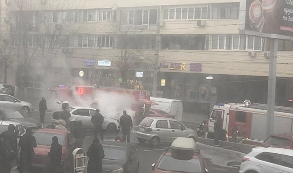 В центре Волгограда потушили загоревшуюся на парковке легковушку