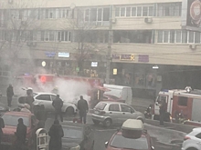 В центре Волгограда потушили загоревшуюся на парковке легковушку