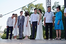В Волгограде одновременно вступили в брак 14 пар