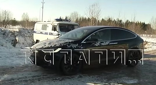 Нижегородец на расписанной под хохлому «Тесле» задержан по подозрению в пьяной езде