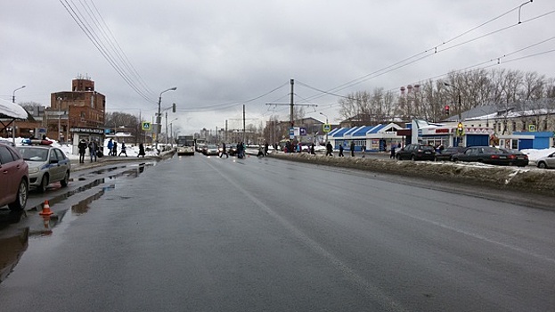 В Череповце автомобиль проехал на красный свет и сбил пешехода