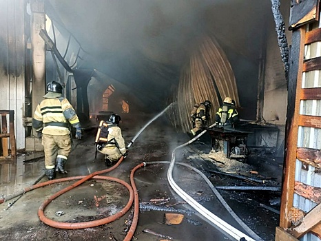 В Магнитогорске ликвидируют пожар в цехе по переработке пиломатериалов