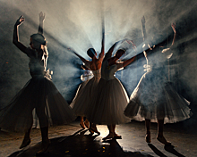 Невесомость и лёгкость в дыму: фотограф устроил невероятную фотосессию с пятью балеринами
