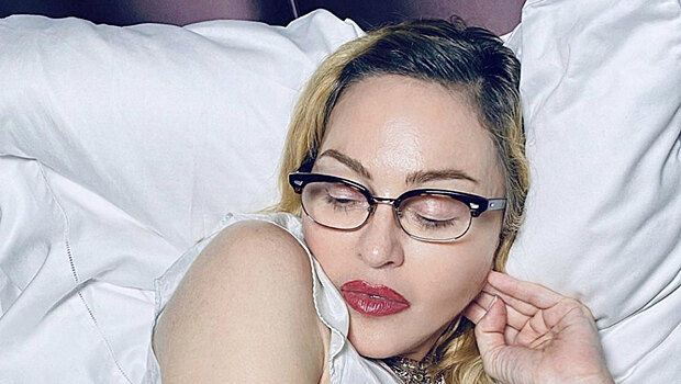 61-летняя Мадонна демонстрирует, как выглядит в ванной. Она с голой грудью и на костылях