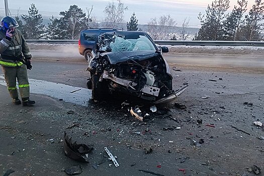 Под Иркутском от столкновения с самосвалом погиб 34-летний водитель Nissan Leaf