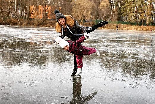 В Сети переживают за дочь Татьяны Навки, которая катается на коньках по замерзшей реке