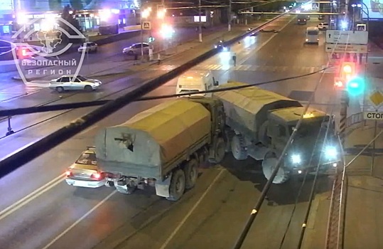 Появилось видео ДТП с участием двух военных КАМАЗов в центре Волгограда