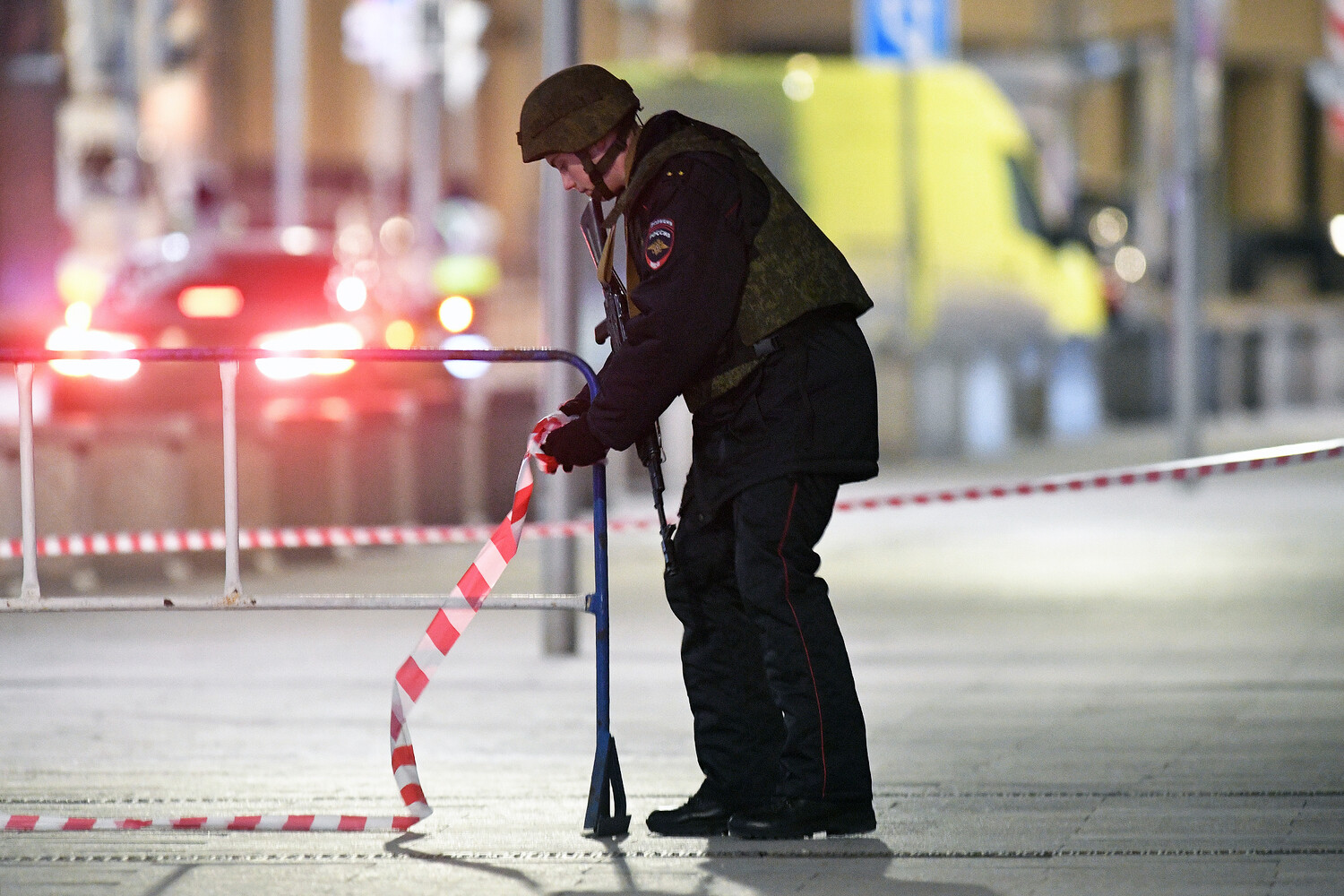 Mash: двор в Свиблово оцепили, когда собака кинолога учуяла взрывчатку