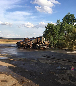 Под Волгоградом после ДТП дотла сгорели бензовоз и легковушка, водитель которой погиб