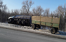В Кинельском районе Самарской области грузовик с дровами улетел в кювет