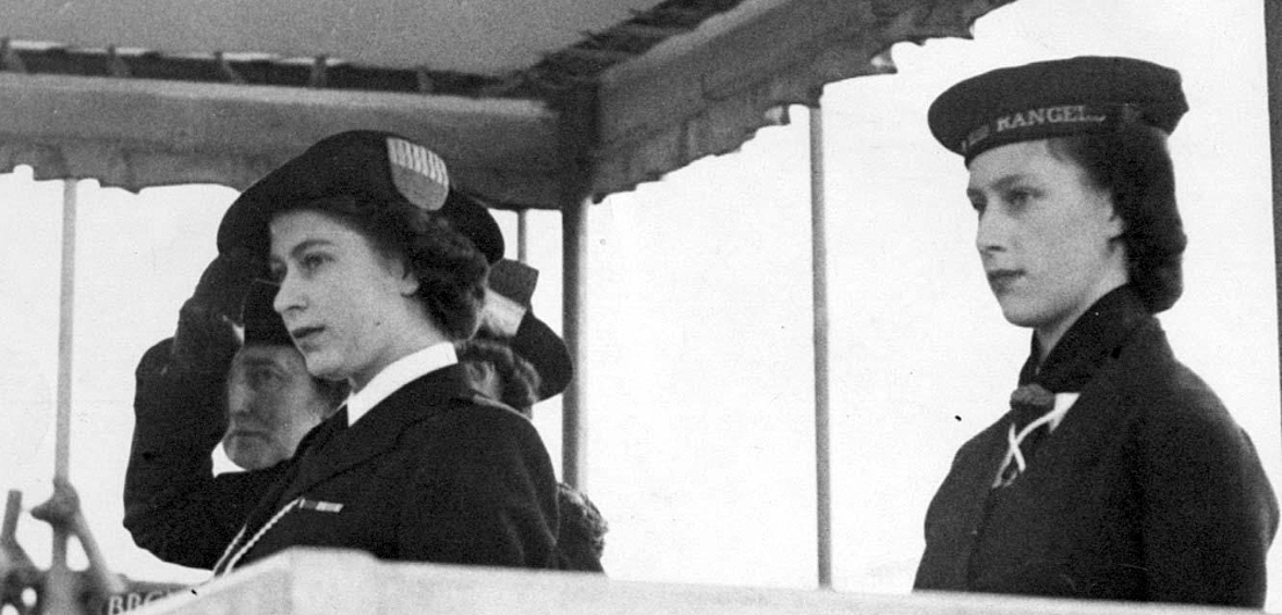 Принцесса Маргарет и принцесса Елизавета в униформе "Морских Рейнджеров", 1946 год