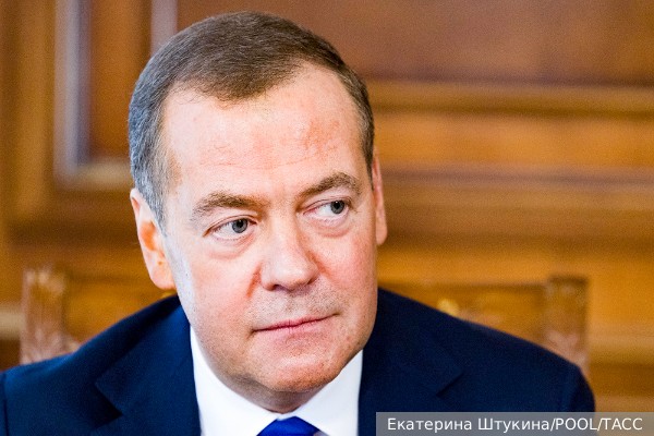 Замглавы Совбеза РФ Медведев потребовал от руководителей ВПК выполнять декадные обязательства по поставкам вооружений