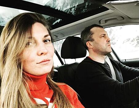 «Скромнее надо быть»: ведущих Ольгу Скабееву и Евгения Попова пристыдили за отдых в Европе