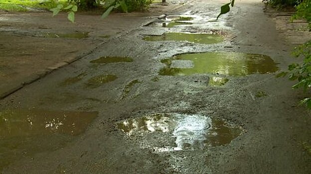 Дорога во дворе дома на Фурманова стала травмоопасной