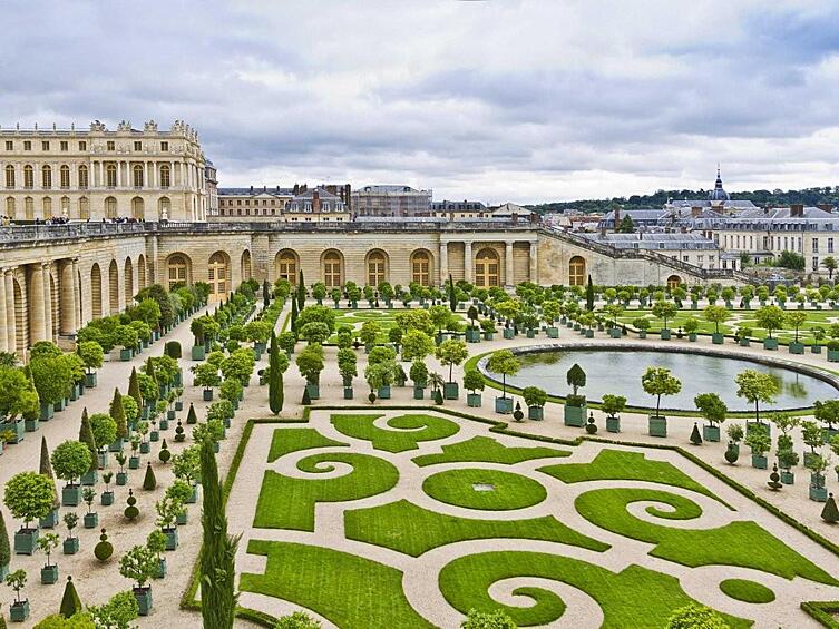 Поплутайте по лабиринту садов Версальского дворца недалеко от Парижа, Франция.