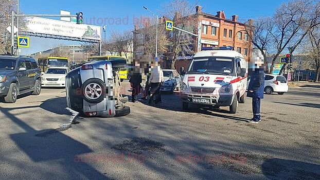 В центре Благовещенска в ДТП перевернулся автомобиль, пострадали два человека