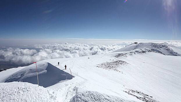 Спасатели эвакуировали тело умершего на Эльбрусе альпиниста из Коста-Рики