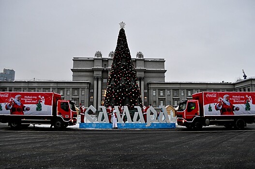 Рождественский караван Coca-Cola проехал по заснеженному Петербургу 🎄