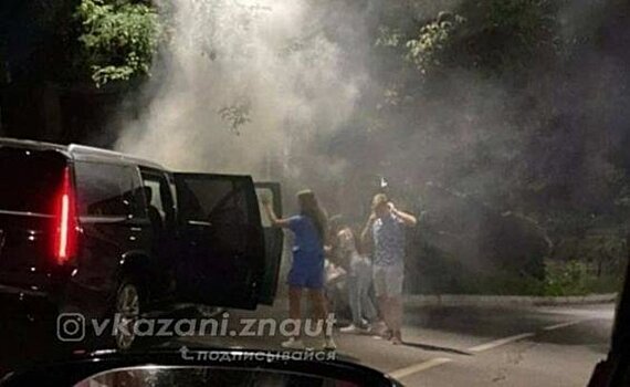 Молодая компания на Cadillac врезалась в столб в центре Казани