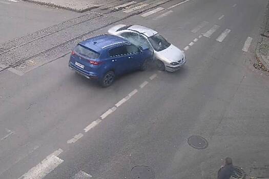 В центре российского города легковушки разбились перед VIP-кортежем