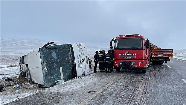В аварии с туристическим автобусом в Турции погибли пять человек